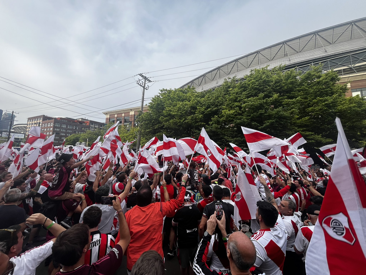 Multitudinario banderazo de River en Seattle. (Foto: @francodattellis - X). Multitudinario banderazo de River en Seattle. (Foto: @francodattellis - X). 