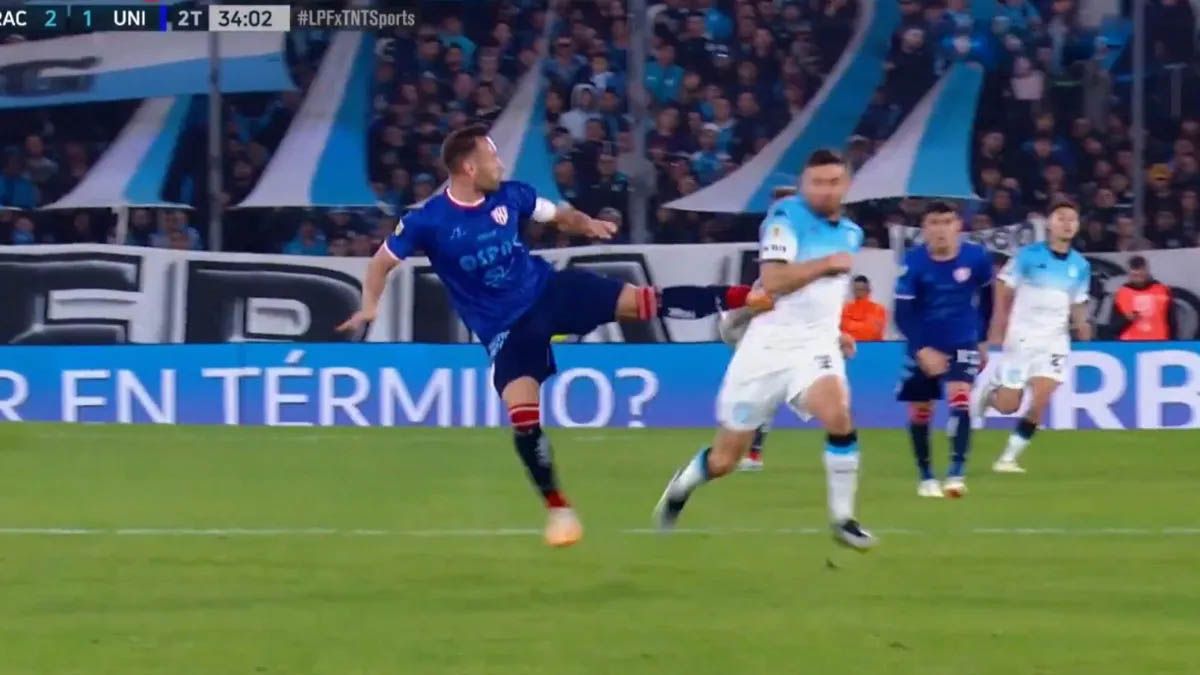 Cristián Kily González saludó con un polémico apretón de manos al árbitro Sebastián Zunino tras la caída de Unión de Santa Fe ante Racing 1-2. Cristián Kily González saludó con un polémico apretón de manos al árbitro Sebastián Zunino tras la caída de Unión de Santa Fe ante Racing 1-2.