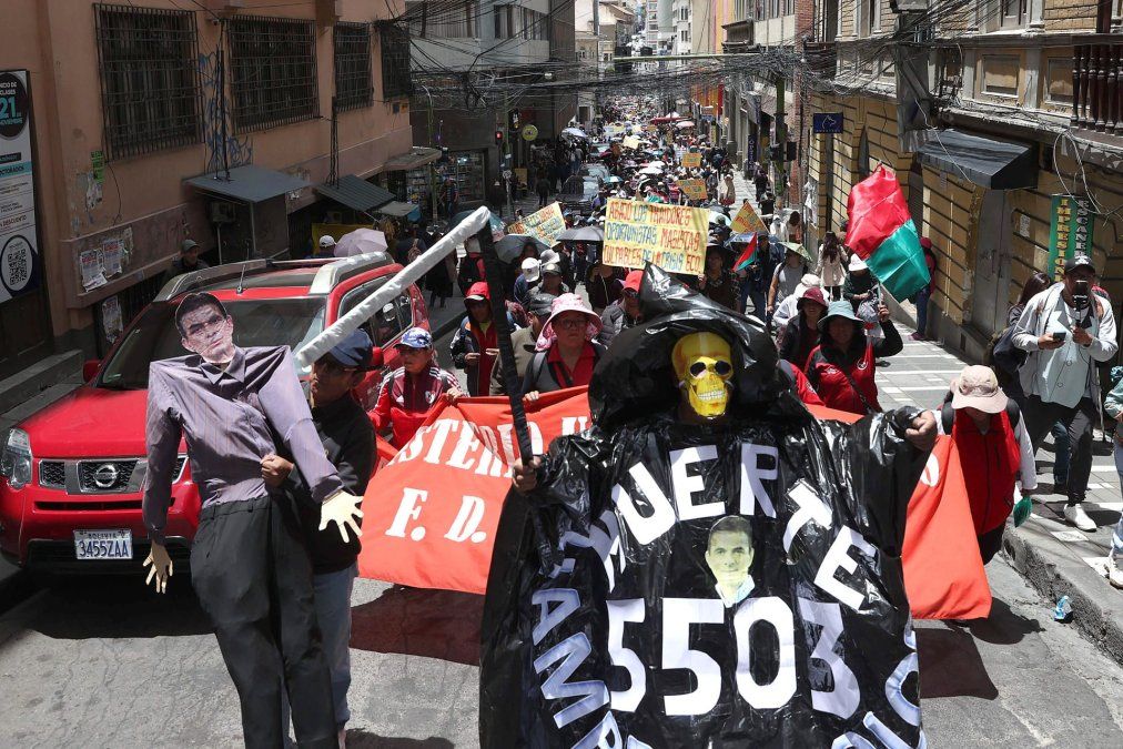Manifestantes de Bolivia marchan por las calles de la capital pidiendo por la destitución de Rodrigo Paz.
