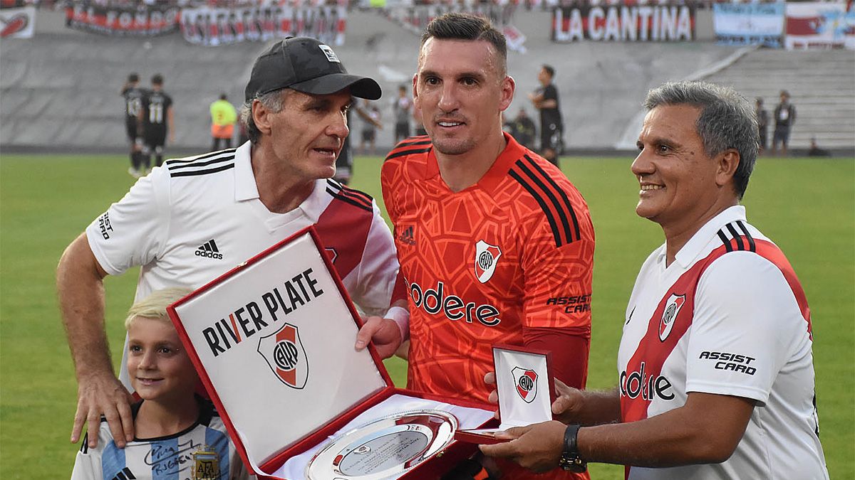 Oscar Ruggeri explotó contra sus compañeros en ESPN por el debate entre La Bombonera y el Monumental en que “tenés una mentalidad de hace 70 años”.
