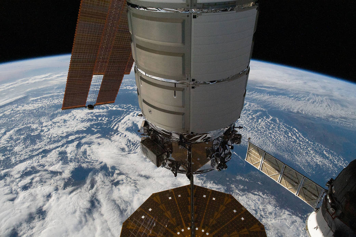 Esta imagen desde el espacio es de febrero de 2022 y muestra a la nave de carga Cygnus de Northrop Grummans, adjunta a la Estación Espacial Internacional.