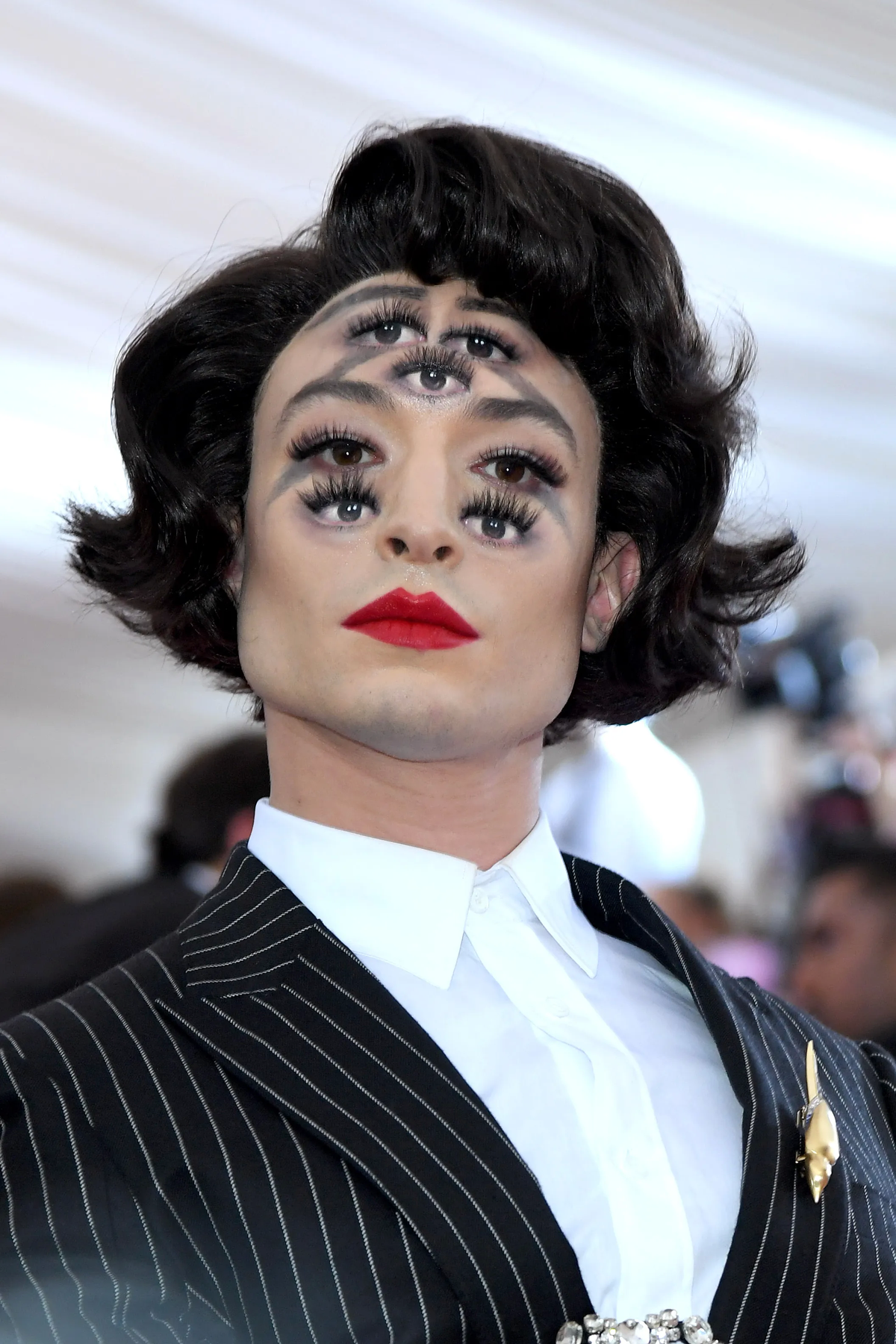 Ezra Miller y el maquillaje que llevó a la MET Gala.