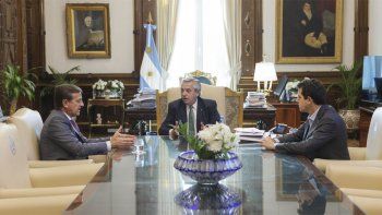 El mendocino Suárez junto al Presidente y el ministro de Pedro en una visita a la Casa Rosada. El mendocino Suárez junto al Presidente y el ministro de Pedro en una visita a la Casa Rosada.