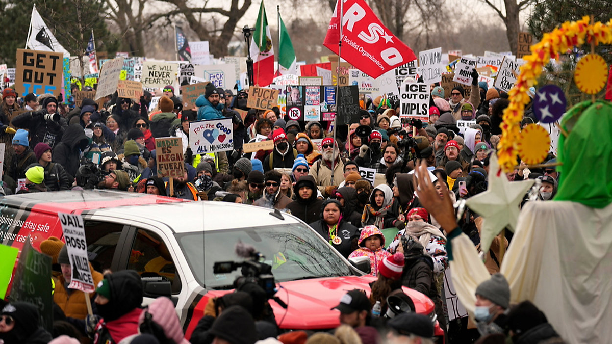 En un clima social de profunda indignación por las medidas de Trump ejecutadas mediante ICE, decenas de miles de personas se manifiestan en diversas ciudades de USA contra la represión y abusos. En un clima social de profunda indignación por las medidas de Trump ejecutadas mediante ICE, decenas de miles de personas se manifiestan en diversas ciudades de USA contra la represión y abusos.