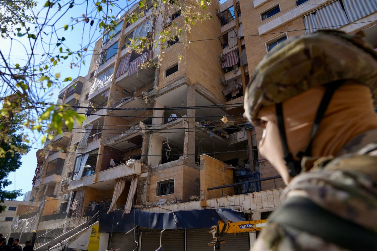 Lugar de un ataque israelí en las afueras de Beirut. ABBAS SALMAN / EPA / SHUTTERSTOCK Lugar de un ataque israelí en las afueras de Beirut. ABBAS SALMAN / EPA / SHUTTERSTOCK