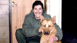 altText(Tom, el perro héroe de Malvinas: Se coló en la guerra y anticipaba ataques enemigos)}
