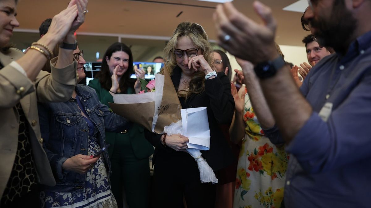 De allanada a premiada: Pulitzer por desnudar el verso de la "motosierra" de Trump 