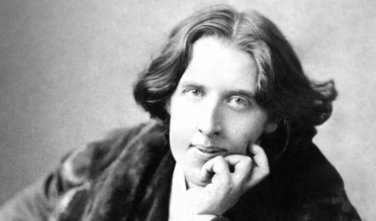 Solo, sin amigos ni dinero, Oscar Wilde pasó sus últimos años en París donde falleció a causa de una meningitis a los 46 años. Solo, sin amigos ni dinero, Oscar Wilde pasó sus últimos años en París donde falleció a causa de una meningitis a los 46 años.