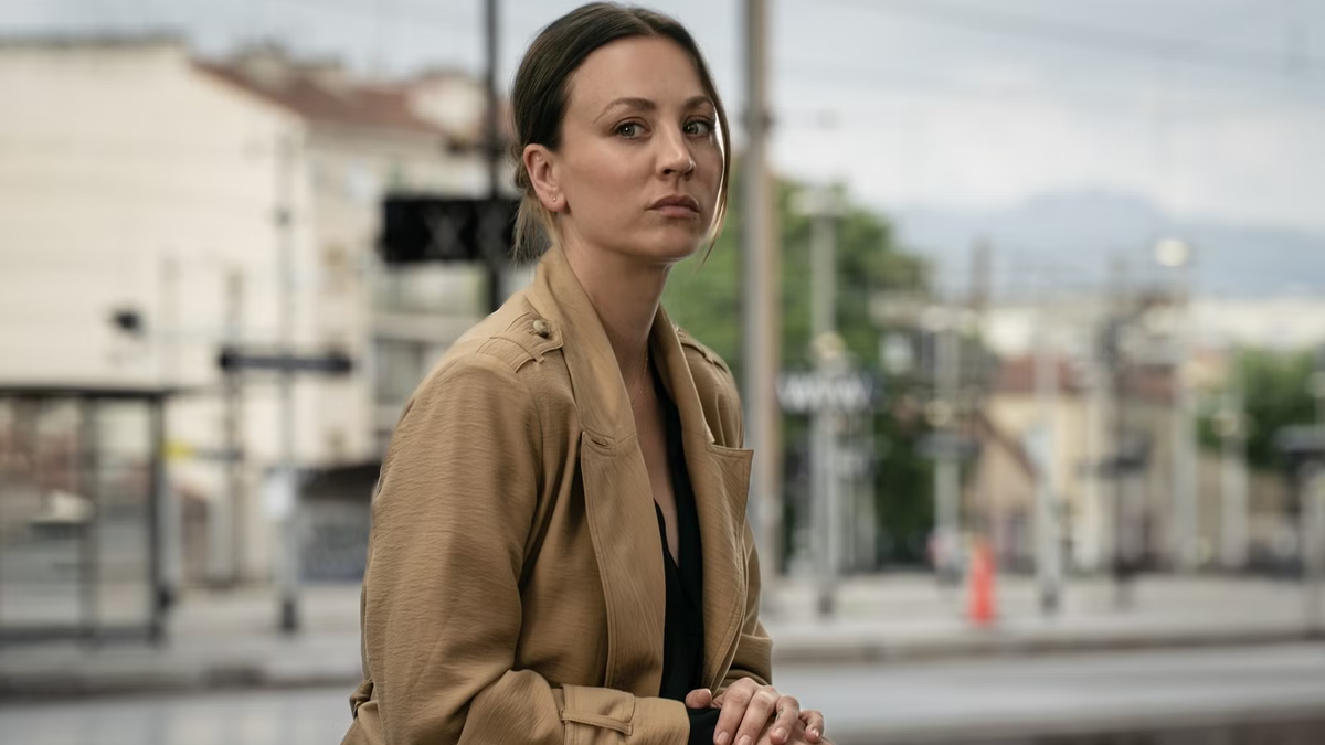 Alice Monroe viaja a París con su novio, que desaparece misteriosamente en un tren, y debe enfrentar secretos que no imaginaba. Alice Monroe viaja a París con su novio, que desaparece misteriosamente en un tren, y debe enfrentar secretos que no imaginaba.