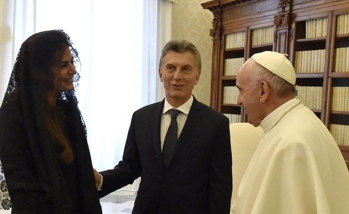 Mauricio Macri y su esposa Juliana visitan al papa Francisco.