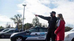 altText(Tras el cruce con Berni, Frederic salió a recorrer los controles vehiculares)}