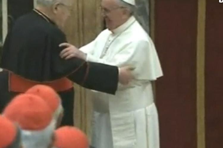 Imgen de la TV vaticana: el Papa y Angelo Sodano.