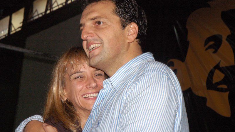 Verbitsky: Cuando Duhalde y Ortega pactaron la fórmula presidencial que sería derrotada en 1999, Massa conoció al matrimonio de los diputados Marcela Durrieu y Fernando Galmarini. Se casó con la hija de ambos, se convirtió en habitué de los partidos de f