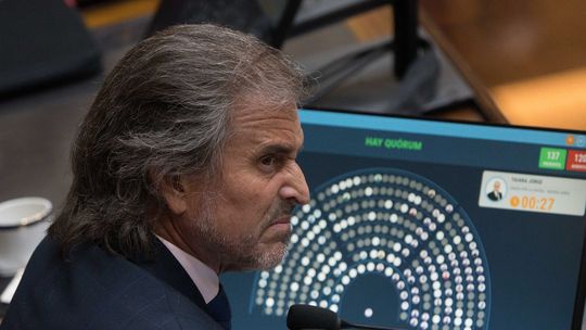 Enojadísimo Bertie Benegas Lynch, presidente de la Comisión de Presupuesto y Hacienda de la Cámara Baja. Enojadísimo Bertie Benegas Lynch, presidente de la Comisión de Presupuesto y Hacienda de la Cámara Baja.