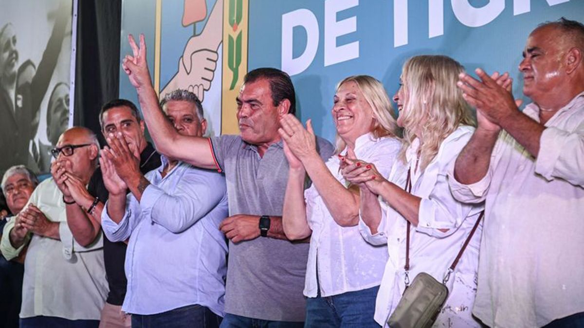El intendente de Tigre, Julio Zamora, presentó la lista “Celeste y Blanca” para competir en las próximas elecciones internas del PJ de ese distrito. El intendente de Tigre, Julio Zamora, presentó la lista “Celeste y Blanca” para competir en las próximas elecciones internas del PJ de ese distrito.