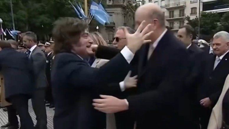 Sobreactuado abrazo de Milei con Sturzenegger, ¿el 