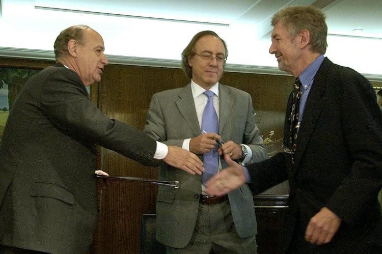 10/03/2004: Guillermo Nielsen entre el entonces ministro de Economia, Roberto Lavagna (der.), y el representante del FMI en Buenos Aires, John Dodsworth, luego de firmar el acuerdo con el Organismo de Credito Internacional.FOTO NA:MECON/Martin ZABALA