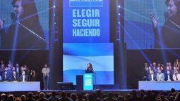 altText(¿40 años más quiere CFK? La Solano le regaló un Fito Circo Kris)}