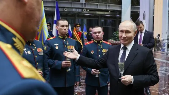 Vladimir Putin tilda de cerditos a líderes de Europa y promete tomar más de Ucrania Vladimir Putin tilda de cerditos a líderes de Europa y promete tomar más de Ucrania