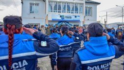 Mucho malestar de los policías de Santa Cruz por bajos salarios y condiciones de trabajo: no descartan huelga. Mucho malestar de los policías de Santa Cruz por bajos salarios y condiciones de trabajo: no descartan huelga.