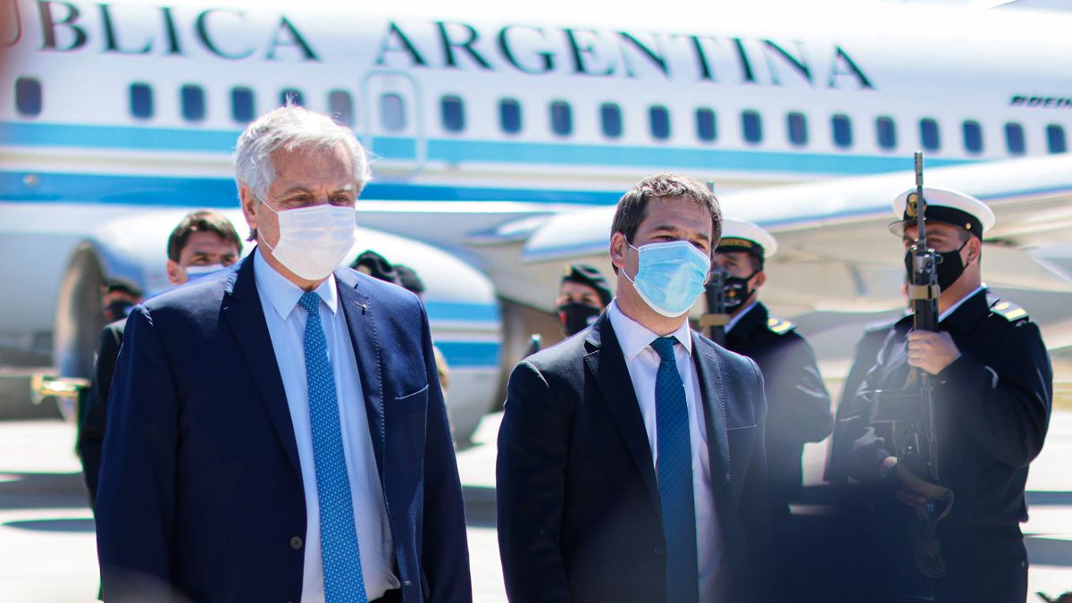 Alberto Fernández con el intendente Luque, al arribar a Comodoro Rivadavia (NA).