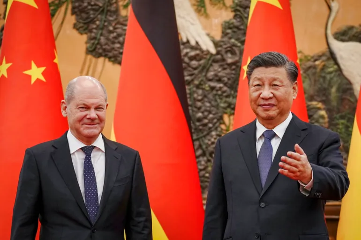El canciller alem&aacute;n Olaf Scholz (izquierda) se reuni&oacute; con el presidente chino Xi Jinping la semana pasada en un viaje a Beijing [Archivo: Foto AP]