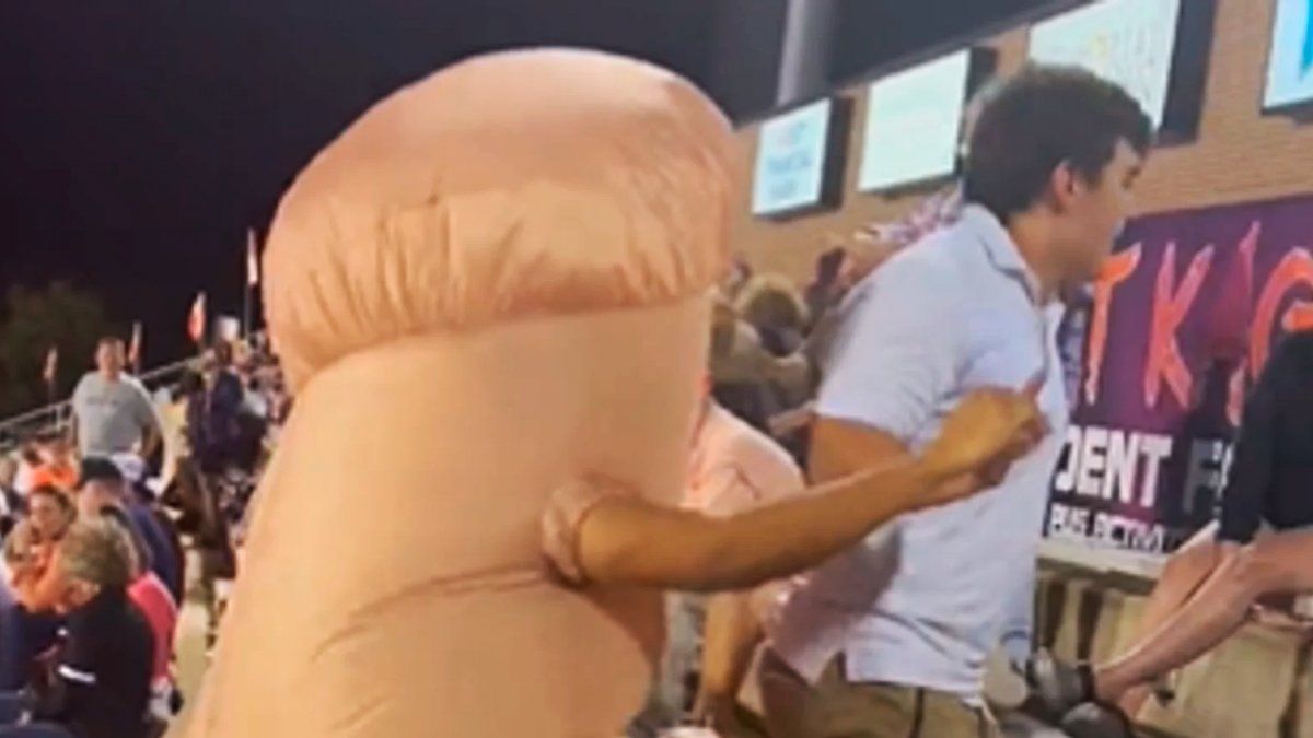 USA viral: Fue vestido de pene enorme a partido de fútbol