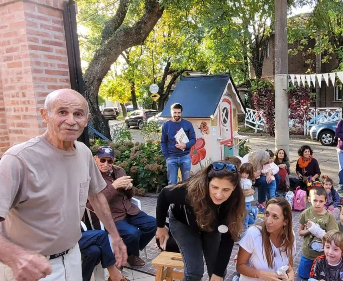 Mario Erkekdjian es un ingeniero de 83 años, jubilado, que diseñó y construyó una casita literaria en la vereda de su casa en San Isidro para poner a disposición de los vecinos a fin de fomentar el hábito de la lectura. Ejecuta una especie de voluntariado propio.