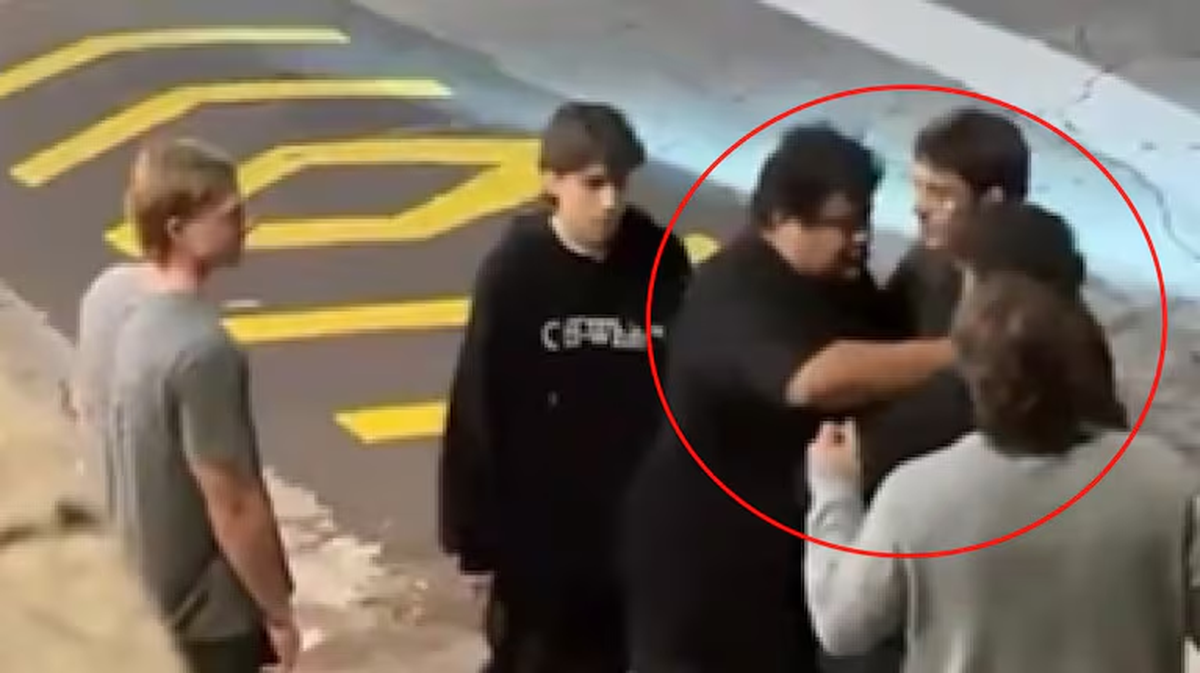 El hecho ocurrió durante la madrugada del sábado en la intersección de las calles Victoria Ocampo y Primera Junta, en la zona de Playa Grande. Según la reconstrucción policial, todo comenzó con un conflicto de tránsito entre conductores que derivó en una pelea en la vía pública entre varios jóvenes. El hecho ocurrió durante la madrugada del sábado en la intersección de las calles Victoria Ocampo y Primera Junta, en la zona de Playa Grande. Según la reconstrucción policial, todo comenzó con un conflicto de tránsito entre conductores que derivó en una pelea en la vía pública entre varios jóvenes.