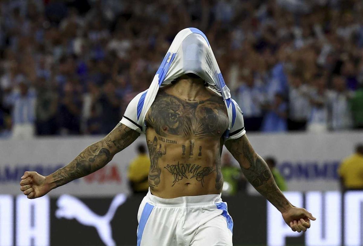 Nicolás Otamendi celebra su gol de penal que le dio el pase a la Argentina a semifinales de Copa América 2024. REUTERS/Agustin Marcarian