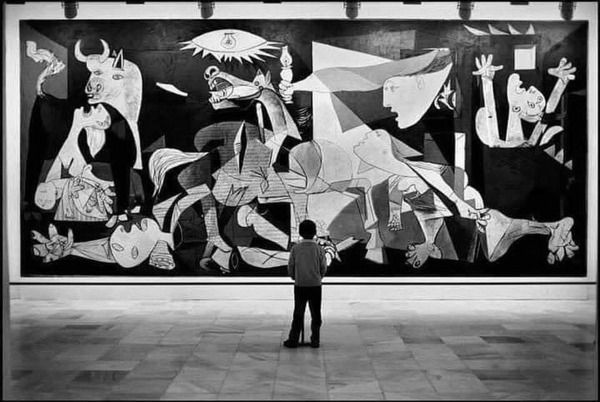 “Guernica”, el mural antibélico pintado por Pablo Picasso en 1937 tras el bombardeo de la ciudad vasca durante la Guerra Civil española, considerado una de las obras más influyentes del arte del siglo XX. “Guernica”, el mural antibélico pintado por Pablo Picasso en 1937 tras el bombardeo de la ciudad vasca durante la Guerra Civil española, considerado una de las obras más influyentes del arte del siglo XX.