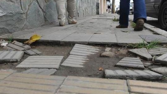 Las veredas en AMBA tienden trampas a adultos mayores y discapacitados