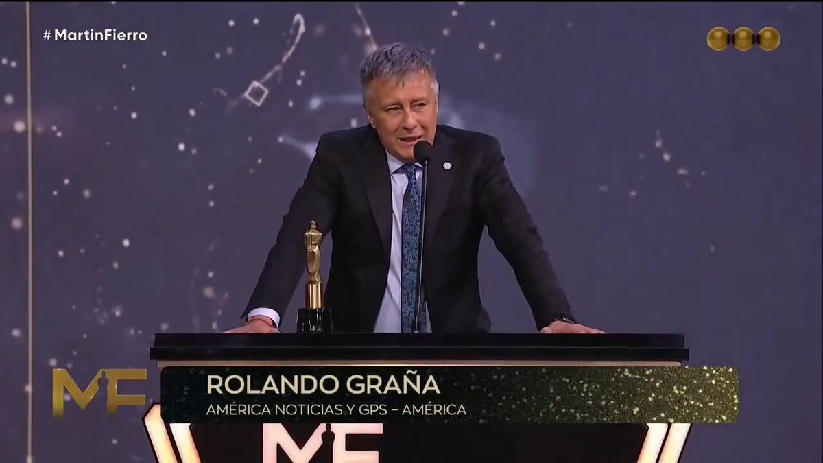 Rolando Graña ganó el Martín Fierro a Mejor Labor Periodística Masculina, pero su discurso contra Javier Milei alimentó acusaciones de favoritismo político hacia APTRA. Foto: Telefe Rolando Graña ganó el Martín Fierro a Mejor Labor Periodística Masculina, pero su discurso contra Javier Milei alimentó acusaciones de favoritismo político hacia APTRA. Foto: Telefe
