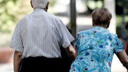 El sistema de dependencia, encargado de asistir a personas mayores y con discapacidad, enfrenta listas de espera crecientes en distintas regiones de España. El sistema de dependencia, encargado de asistir a personas mayores y con discapacidad, enfrenta listas de espera crecientes en distintas regiones de España.