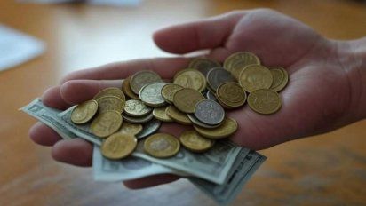 Año Nuevo: Los clásicos rituales con monedas y billetes para atraer la riqueza en 2025