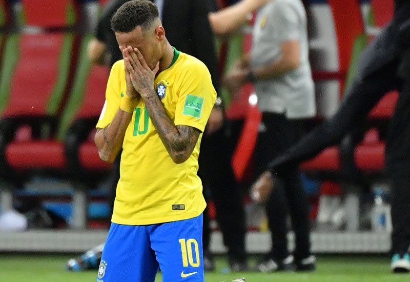 Neymar llora tras la caída de Brasil frente a Bélgica 2-1 que la dejó afuera de la Copa Mundial de Fútbol Rusia 2018.