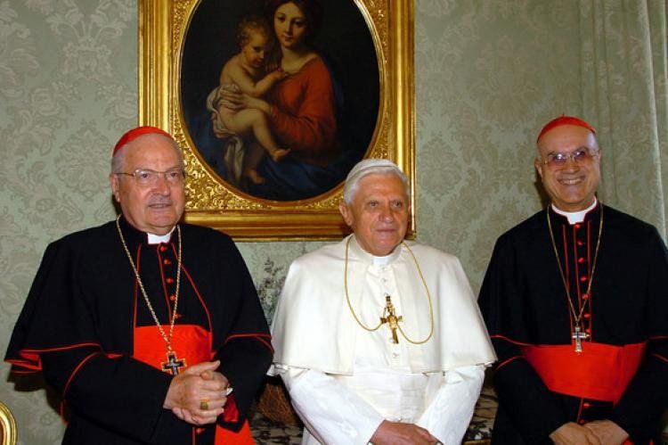De izq. a der.; Angelo Sodano, Benedicto XVI y Tarcisio Bertone.