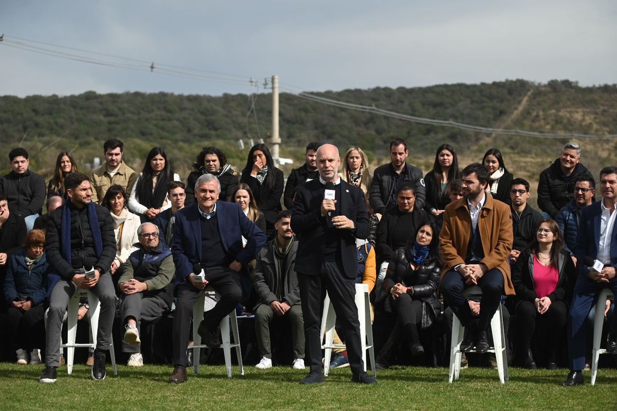 La fotografía es una exhibición de poder de Horacio Rodríguez Larreta. La fotografía es una exhibición de poder de Horacio Rodríguez Larreta.