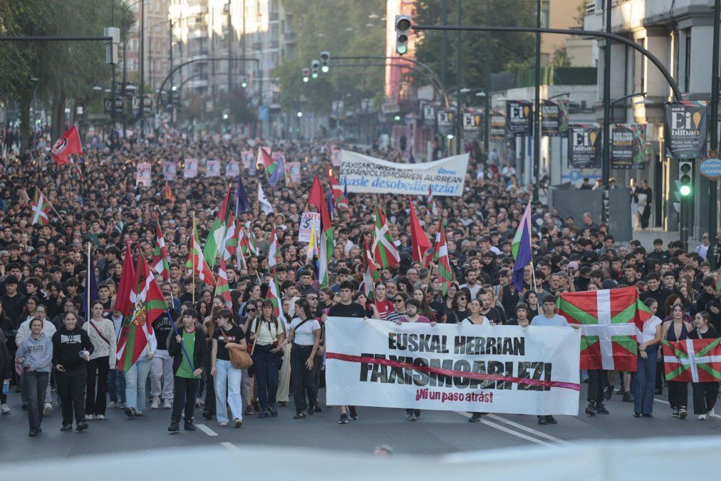 Manifestantes recorren las calles de Bilbao en rechazo al acto convocado por Vito Quiles, antes de los disturbios que dejaron vehículos incendiados y comercios dañados.