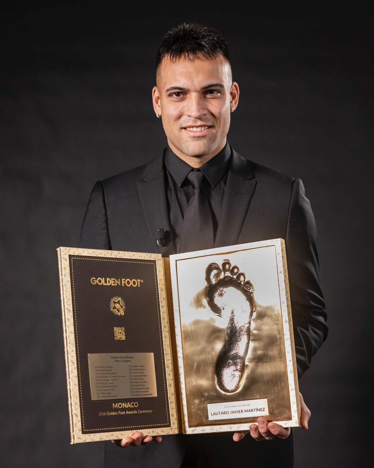 Lautaro Martínez y el Golden Foot en su mano. Lautaro Martínez y el Golden Foot en su mano.