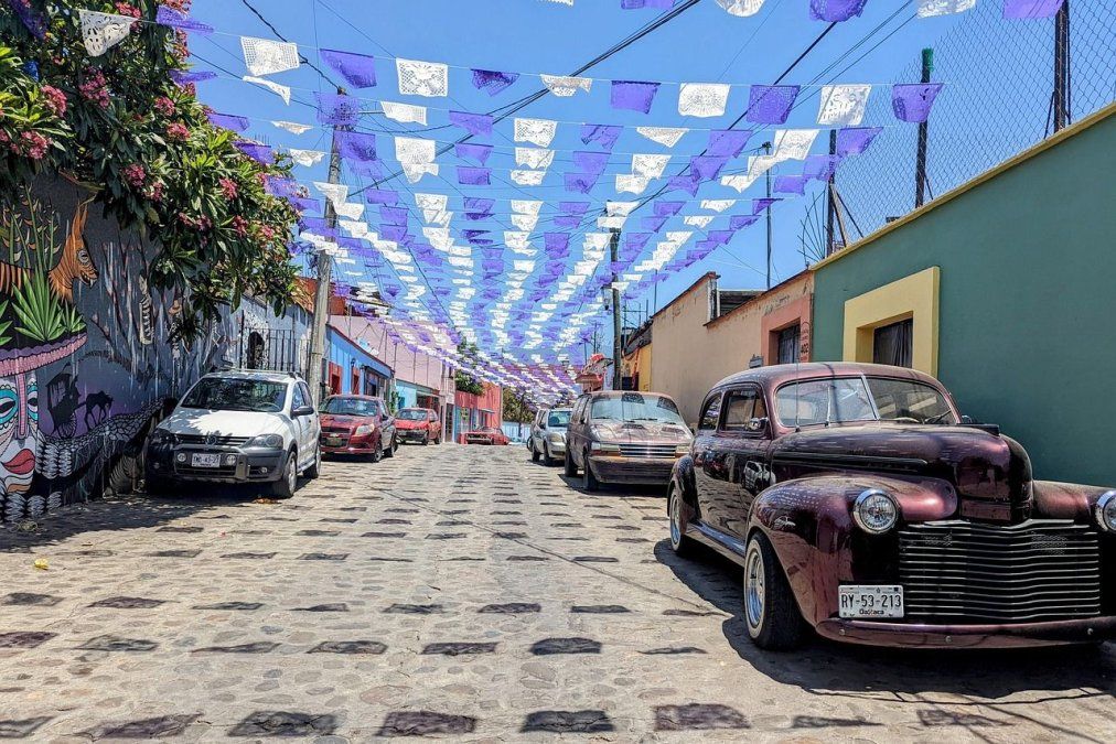 Callejuelas del centro de Oaxaca de Juárez, con autos antiguos y arquitectura colonial, reflejan el pulso urbano y la identidad cotidiana del sur de México rumbo al Mundial 2026.