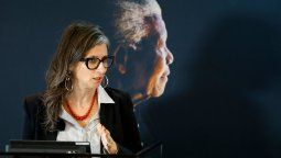 Francesca Albanese, relatora especial de las Naciones Unidas para los Territorios Palestinos Ocupados, con la imagen de fondo de Nelson Mandela, quien denunció y combatió el Apartheid en Sudáfrica Francesca Albanese, relatora especial de las Naciones Unidas para los Territorios Palestinos Ocupados, con la imagen de fondo de Nelson Mandela, quien denunció y combatió el Apartheid en Sudáfrica