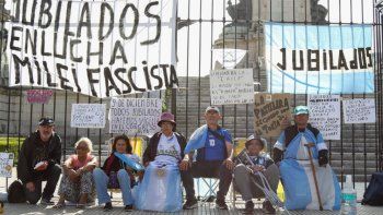 Tensión: Jubilados se encadenaron al Congreso