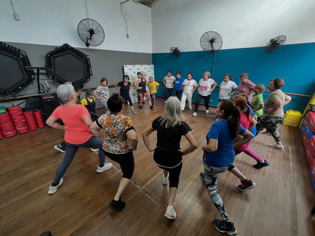 Al adulto mayor que practica barre se le tonifica el cuerpo, le mejora la postura, le aumenta la flexibilidad y le quema calorías. &nbsp;