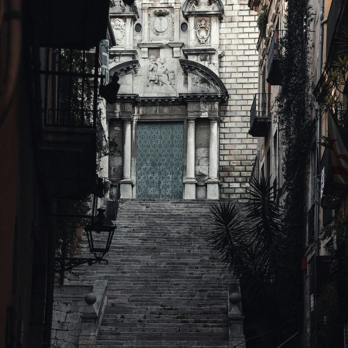 El Arc i escales de Sant Dom&egrave;nec, una de las escalinatas m&aacute;s emblem&aacute;ticas del Barri Vell, con la puerta que cierra el recorrido y refuerza su aire medieval.