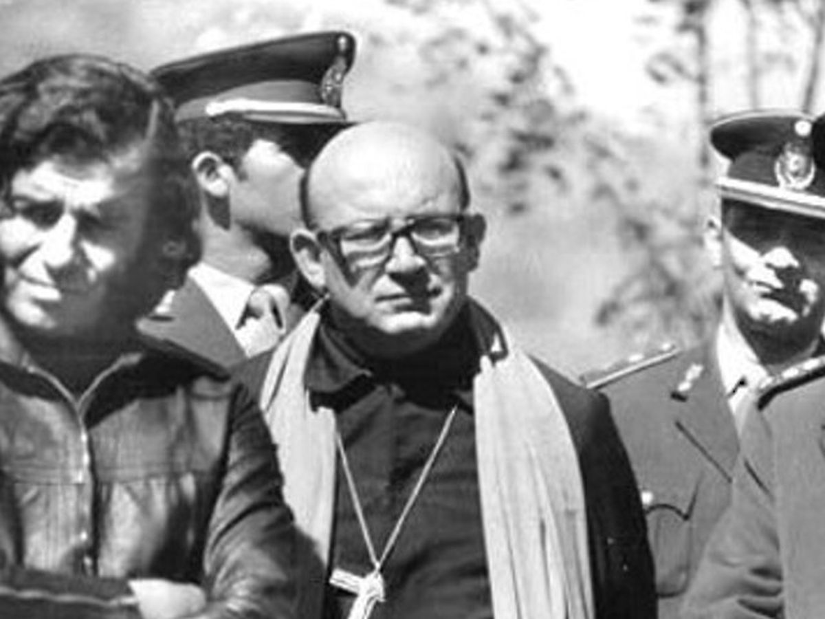 Monseñor Enrique Angelelli, Obispo de La Rioja, Junto al expresidente y también gobernador de la provincia, Carlos Saul Menem. Monseñor Enrique Angelelli, Obispo de La Rioja, Junto al expresidente y también gobernador de la provincia, Carlos Saul Menem.