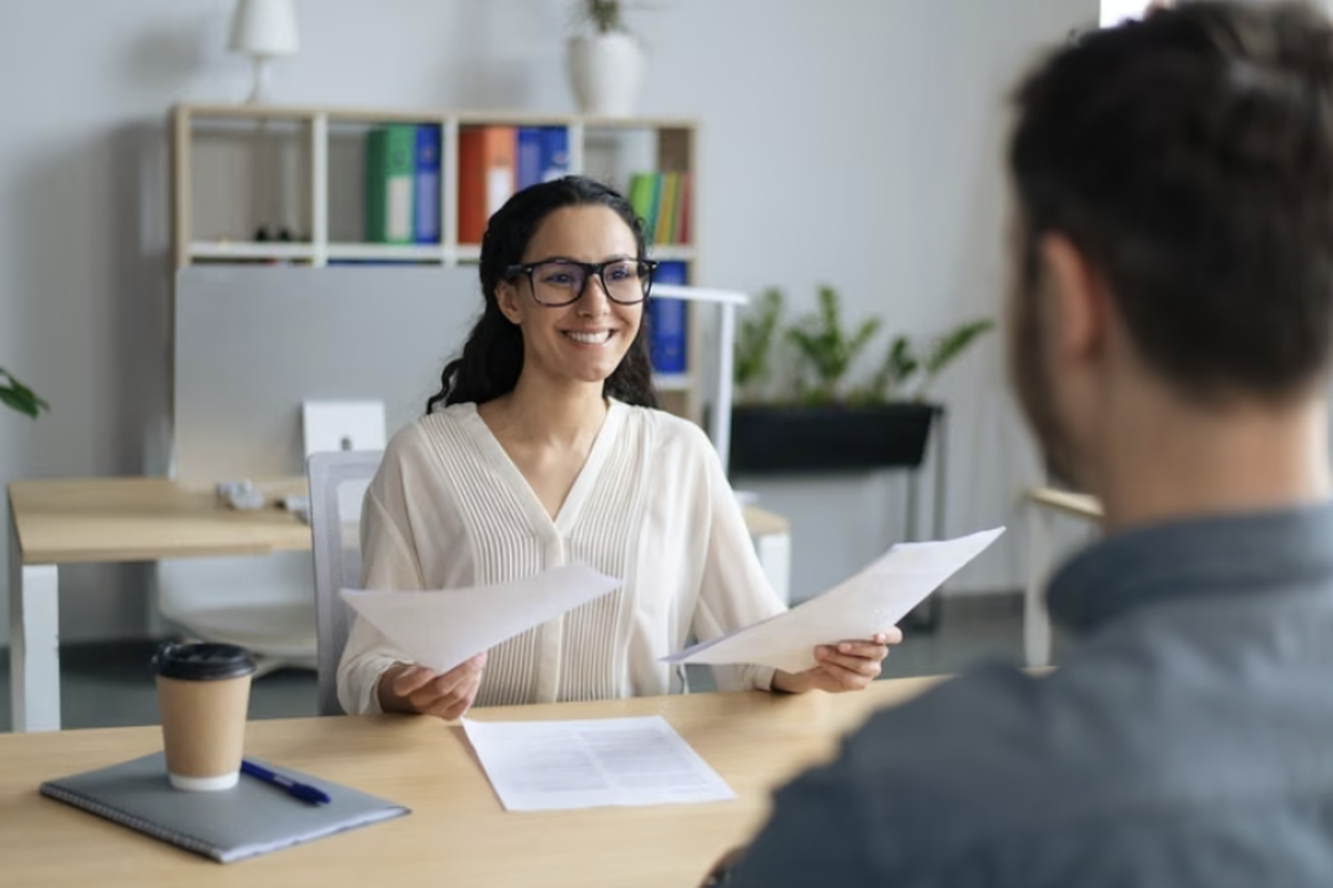 Un proyecto propone establecer por ley los requisitos para presentar un currículum.