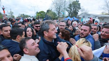 Sergio Massa y el énfasis de su campaña: rodeado de gente o sea que presentarlo como popular. Sergio Massa y el énfasis de su campaña: rodeado de gente o sea que presentarlo como popular.