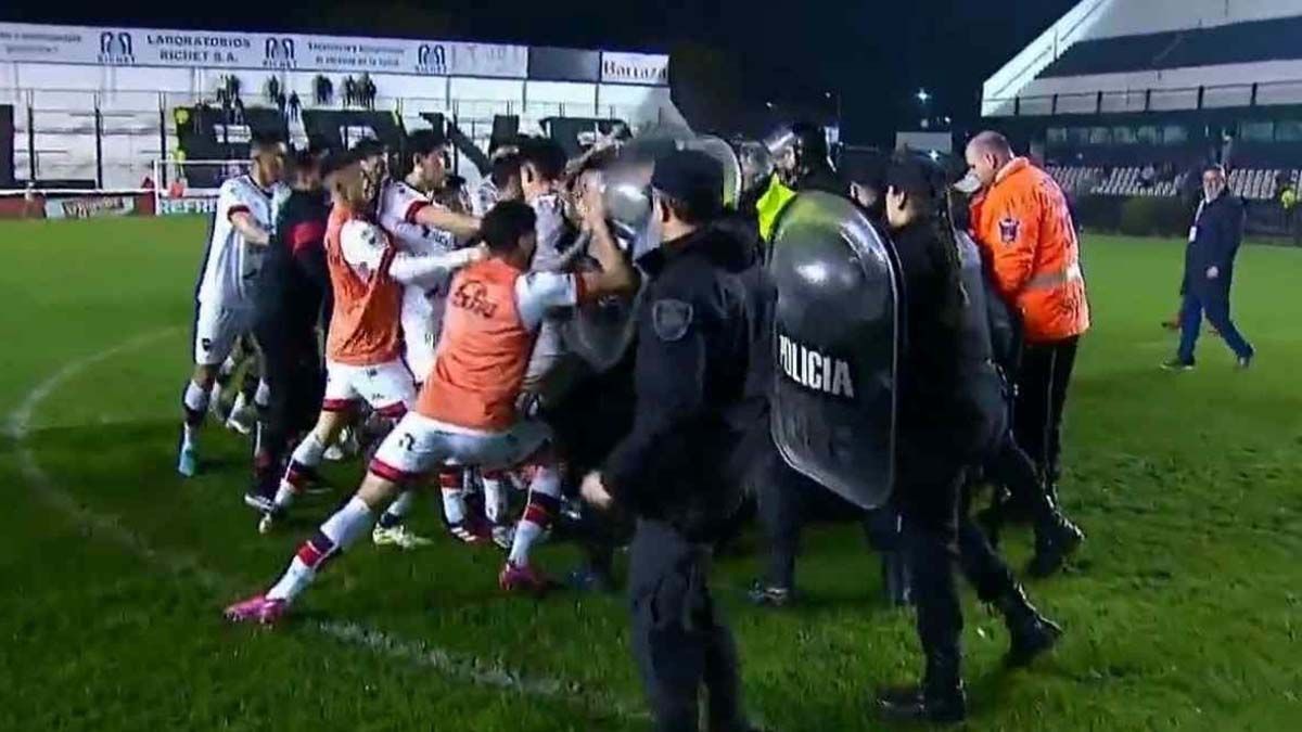 Patronato de Paraná colocó una bandera en su estadio tras el escándalo frente a Barracas Central de Claudio Chiqui Tapia con la inscripción: “Quieren bajarnos”.