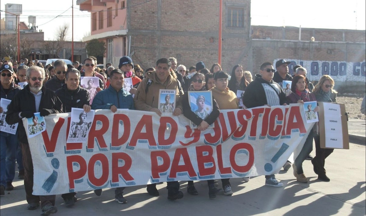 La familia del soldado encabezó una marcha en Zapala para pedir justicia por Pablo.
